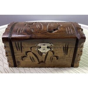 Walnut Wooden Hand carved Vintage Design Jewelry/Trinket Gift Box 5.5"x3.5x2.75"